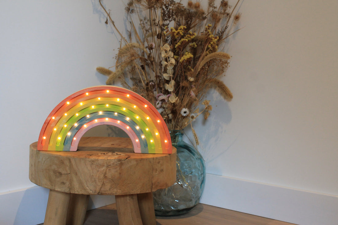 Gekleurde regenbooglamp in mooie sfeervolle setting.